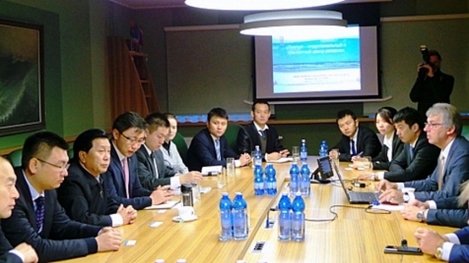 Ķīnas uzņēmēji ievērtē Liepājas speciālo zonu un ostu