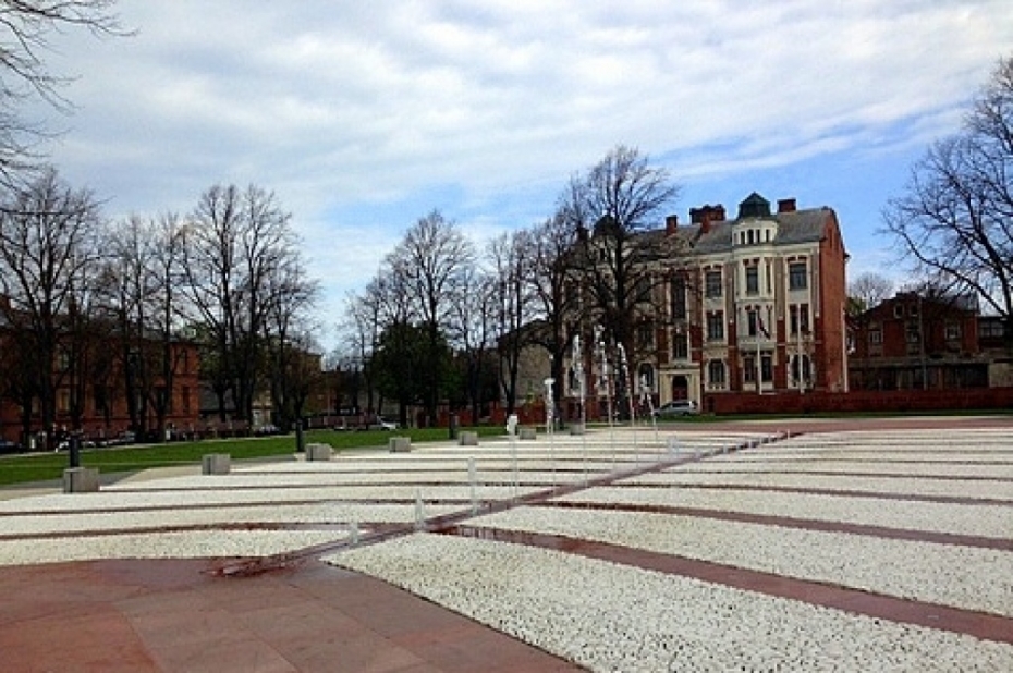 Izsludina apjomīgu iepirkumu par pilsētas laukumu kopšanu