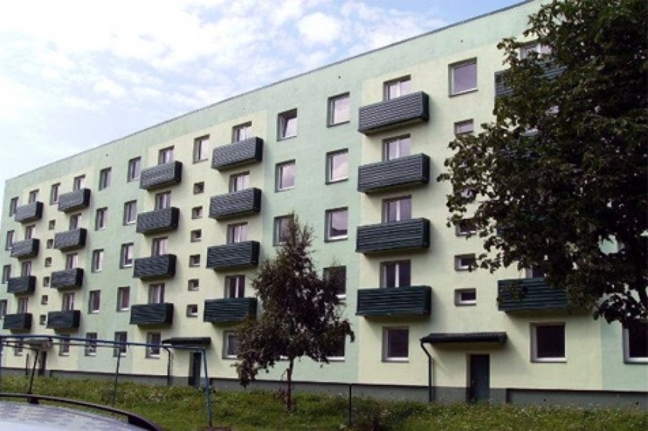 Viršu ielā 7A turpina mēģināt izsolīt virkni dzīvokļu