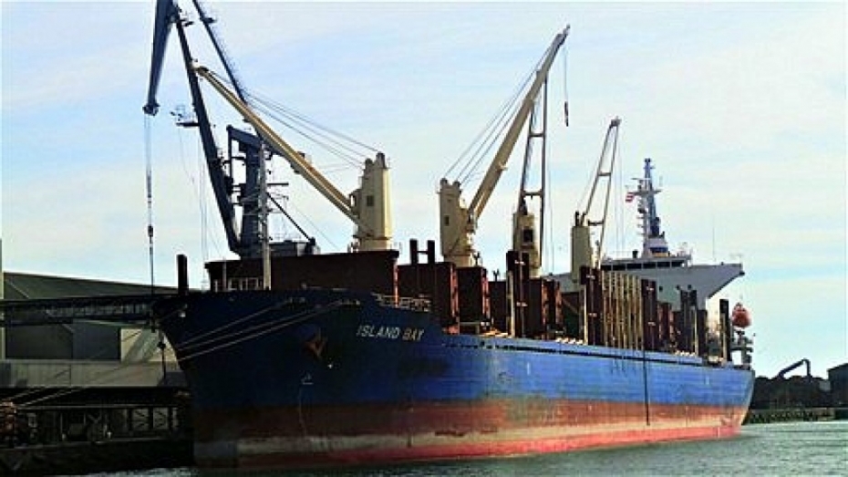 Ostā krauj lielāko bērzu apaļkoku kravu