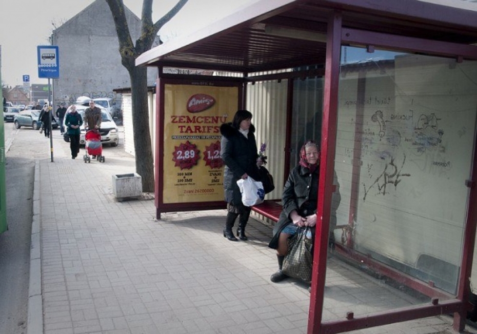 Atkal meklē, kas izvietos reklāmas pieturās