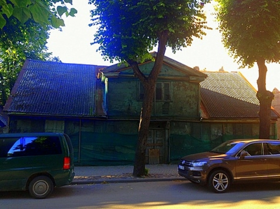 Atsakās no pirmpirkuma tiesībām uz astoņiem īpašumiem