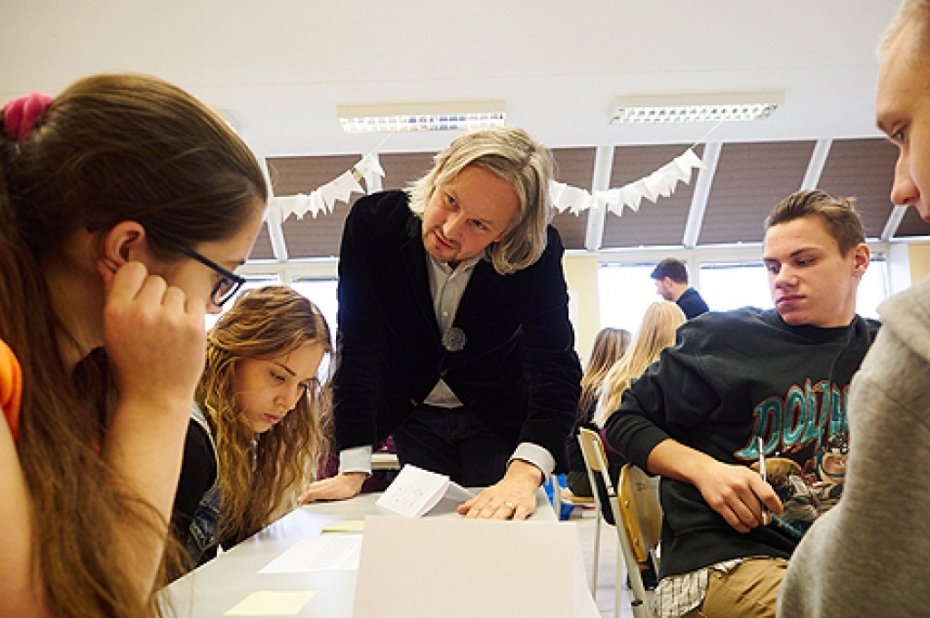 Skolēni aicināti "pielaikot" dažādas finanšu jomas profesijas