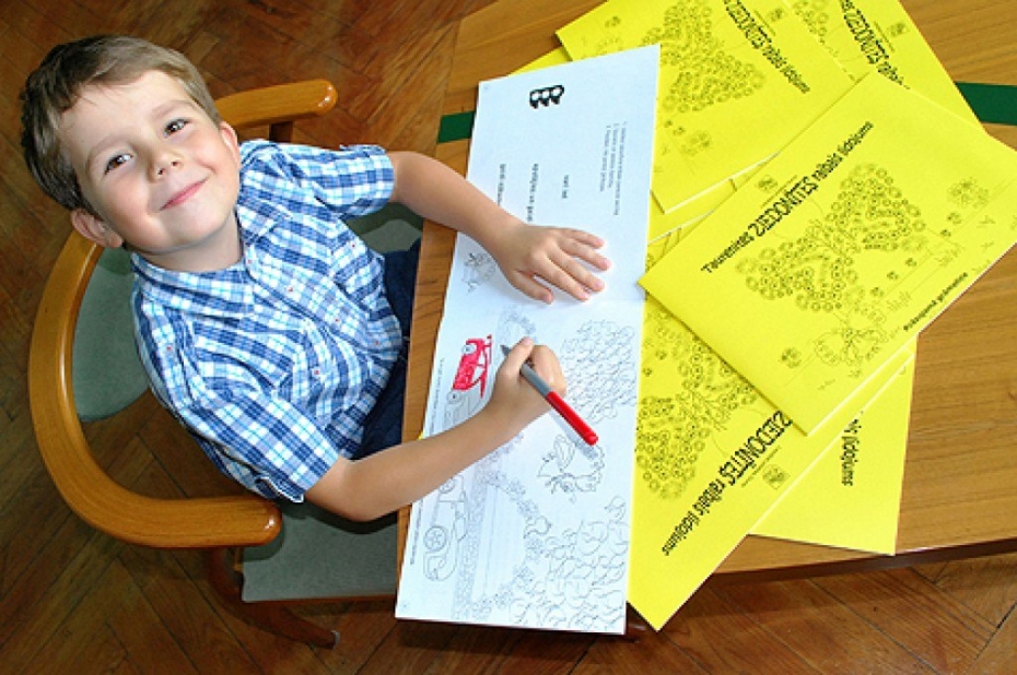 Zinību dienā pirmklasniekiem dāvinās jauno krāsojamo grāmatiņu