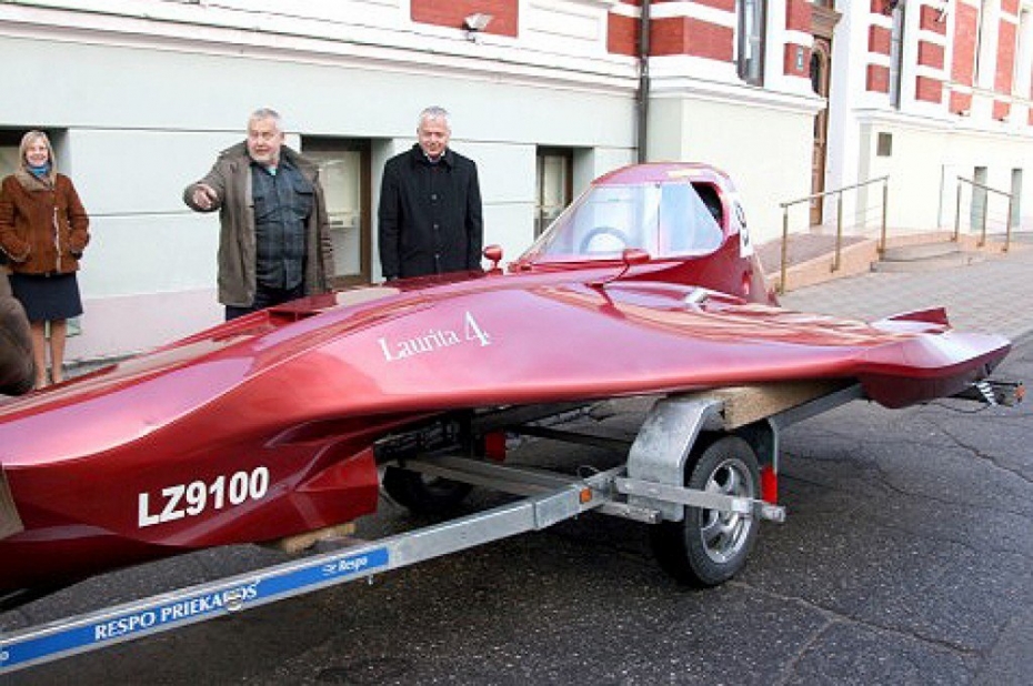 Ulda Atmata konstruētā laiva kļūst par izstādes naglu Maskavā