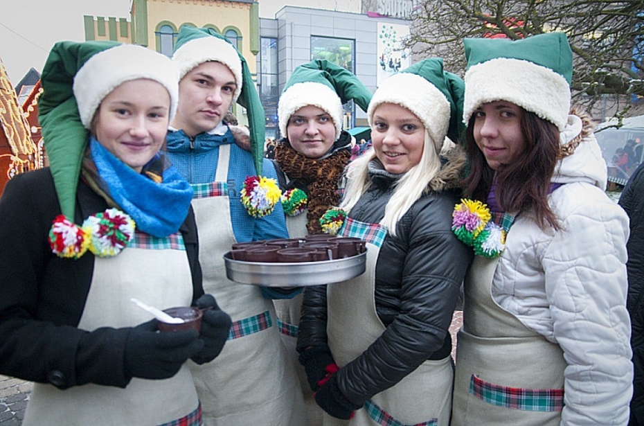 Jaunieši Rožu laukumā rada svētku noskaņas (video)