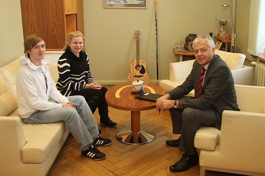 Ēnu dienas ietvaros iepazīstas ar Liepājas mēra ikdienu