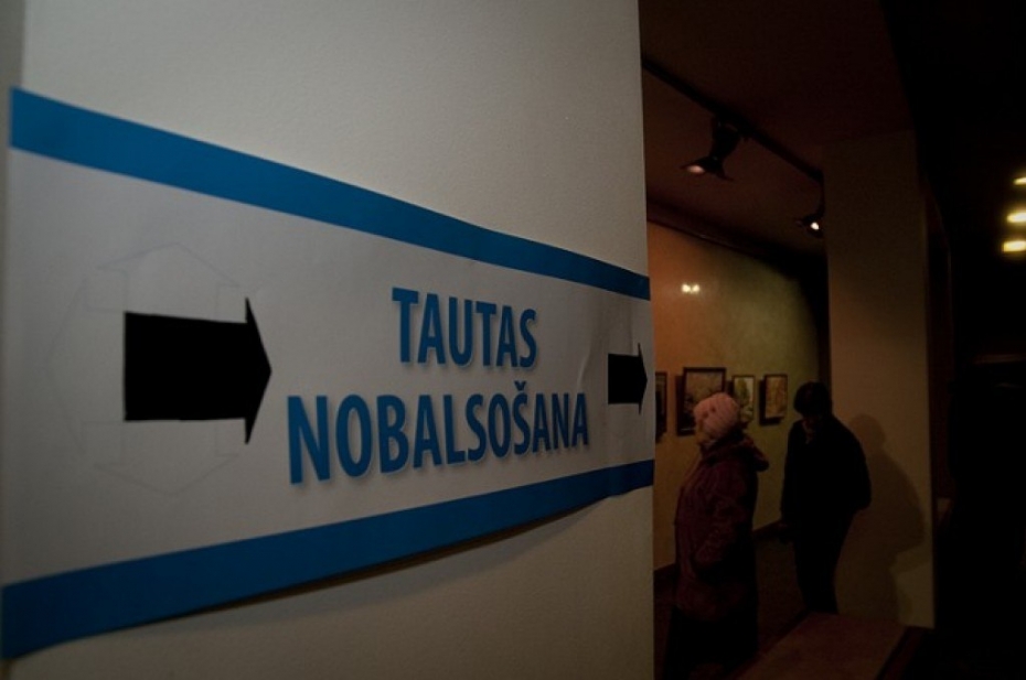 Latvijas pilsoņi nobalsojuši pret otru valsts valodu (galerija)