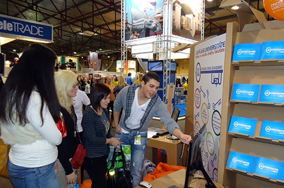 Liepājas Universitāte Izstādē "Skola 2012"  iepazīstina ar sevi