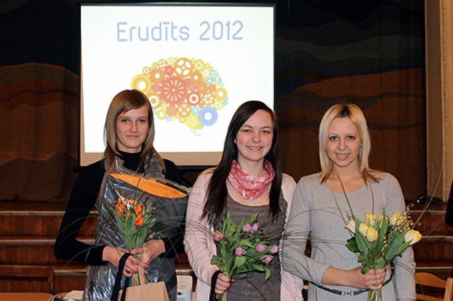 Spēlē "Erudīts" uzvaras laurus plūc "Trejmeitiņas"