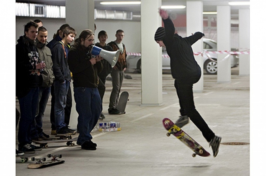 LOC pazemes autostāvvietu ziemā treniņiem izmanto skeitbordisti