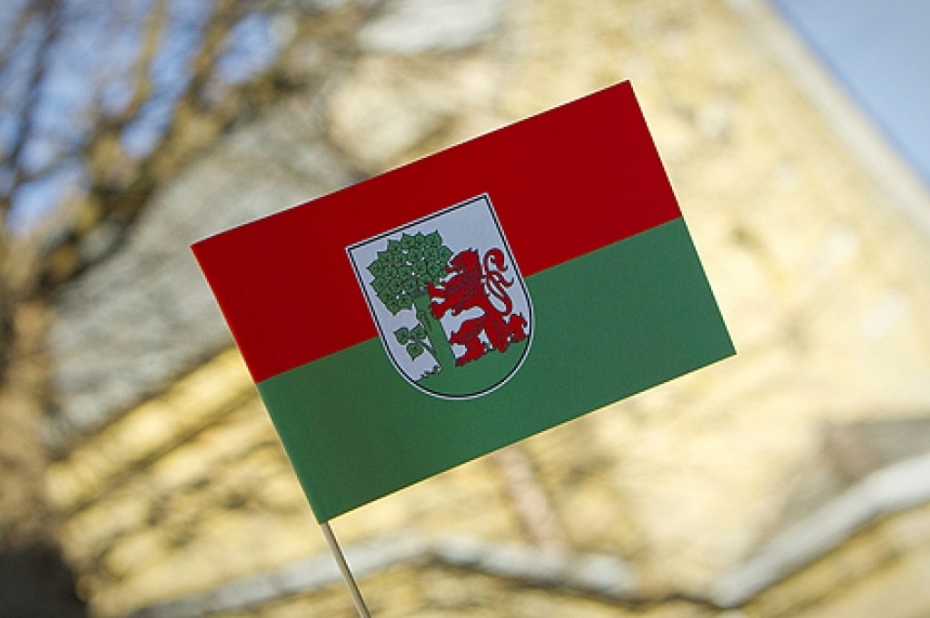 Iedzīvotāji aicināti pie mājām pacelt karogus