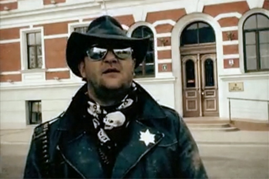 Šerifs Fonteins atkal jaunā vēlēšanu zirgā un partijā