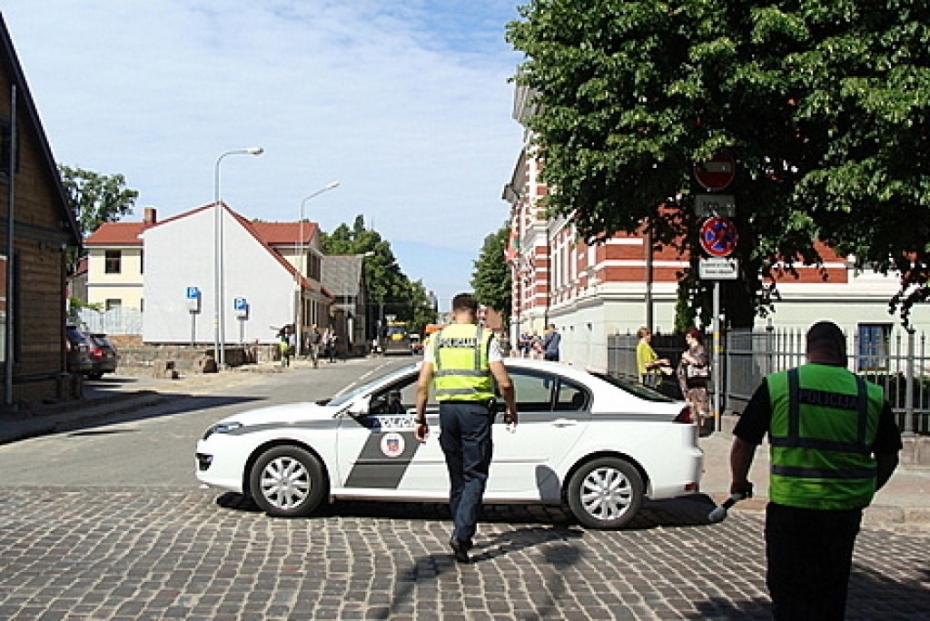Policija nobloķē domi, baidoties no nekārtībām