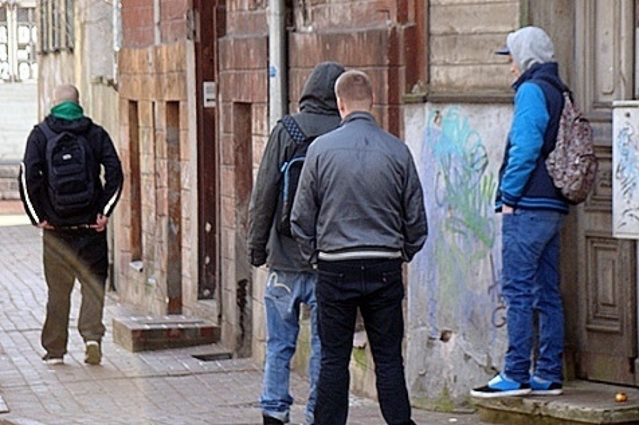 Raiņa ielā aiztur piecus neadekvātus jauniešus