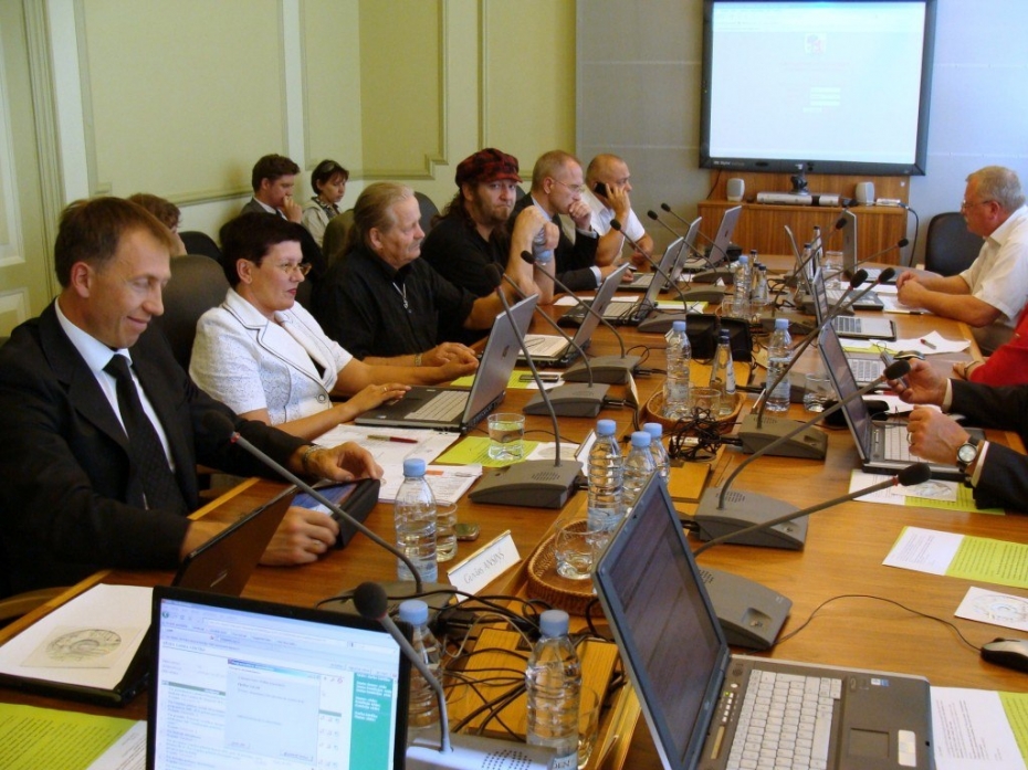 Liepājas domes sēde: ūdens liešana, gumijas stiepšana, aizdomas par korupciju