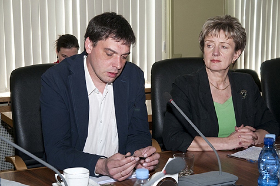 Pusotra stunda ķeksīša dēļ