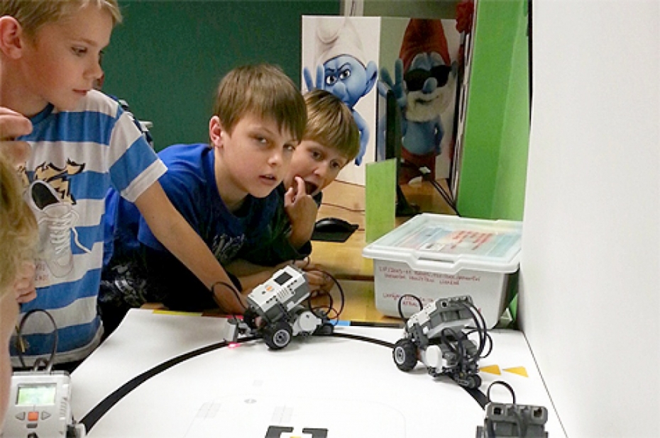 Ezerkrasta sākumskolā bērni apgūst robotikas pamatus