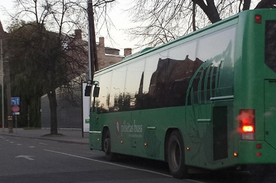 Dienas laikā dzērumā uzbrūk autobusa šoferim