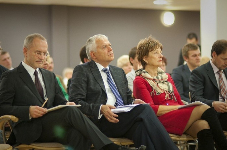 Kāpēc ierēdņu un amatpersonu pulciņu jāsauc par partiju?