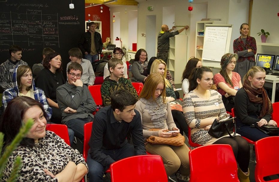 Vidusskolēni diskutē par atkritumu šķirošanas priekšnosacījumiem