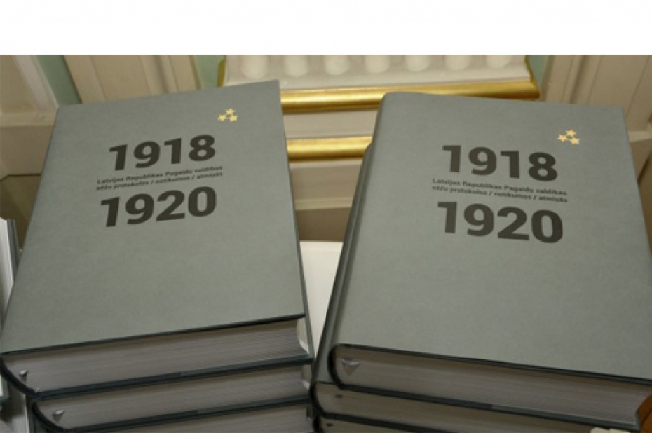 Skolas saņem dāvanā grāmatu "1918-1920"