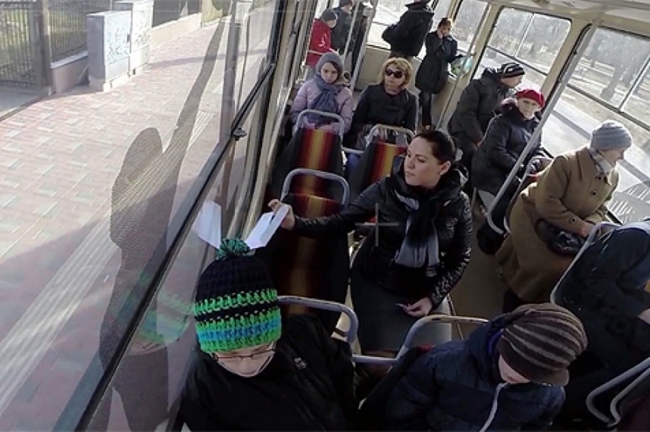 Olimpiskā centra tramvajā var atrast aploksnes ar balvām (video)