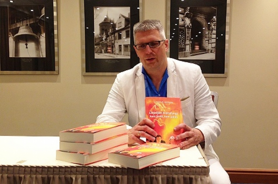 Grāmata par "Metalurga" krahu un tā vaininiekiem būs arī krieviski