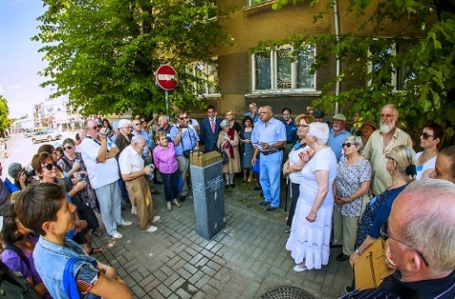 Atklāj piemiņas zīmi vietā, kur atradās Liepājas ebreju sinagoga