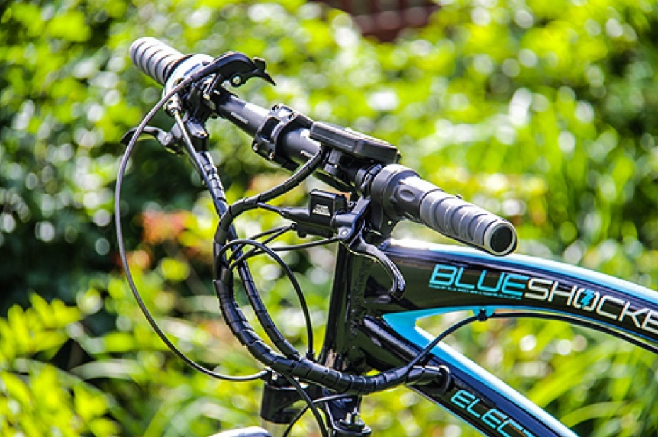 "TopGear" pirmo reizi testē e-velo. Un uzreiz – "Blue Shock Bike"!