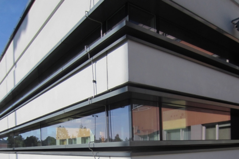 Vai tā tam ir jābūt? Zibensnovedējs taisnā leņķī