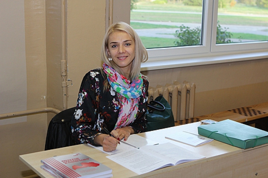 Darbu sākuši 12.Saeimas vēlēšanu iecirkņi (galerija)