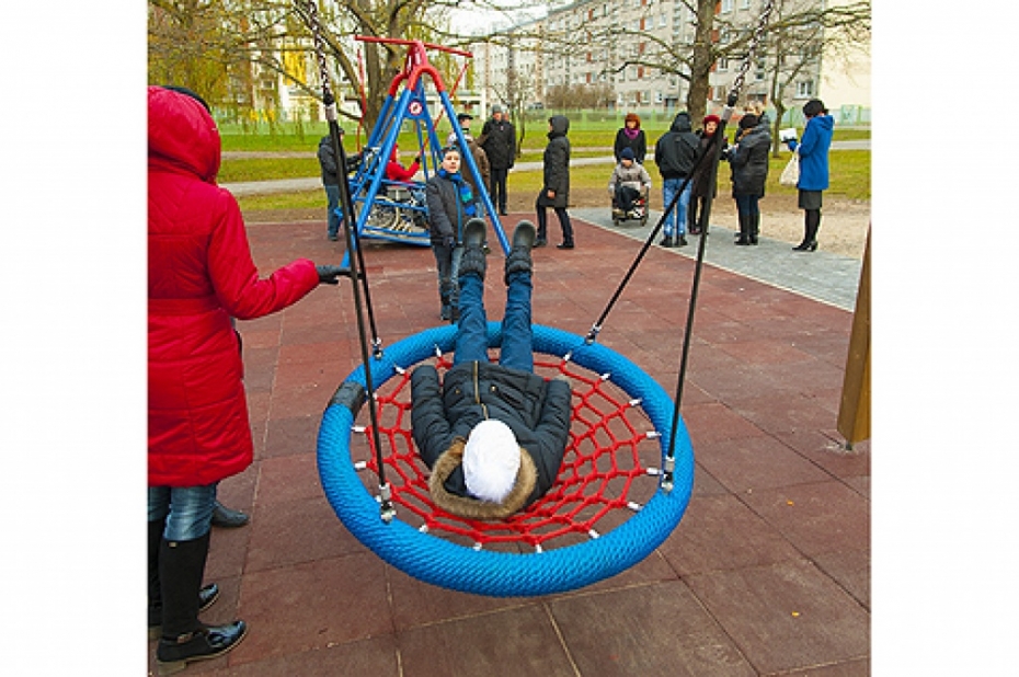 Liepājā atklāj Latvijā pirmās šūpoles bērniem ar invaliditāti