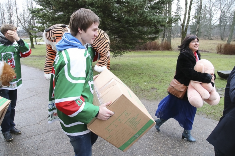 Saziedotās mīkstās mantiņas sāk ceļu pie bērniem (galerija)