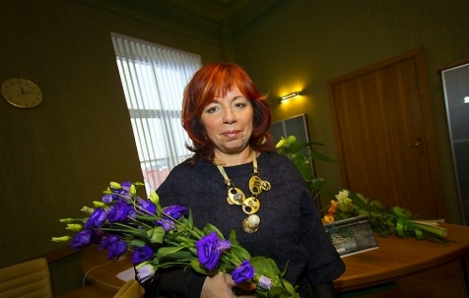 Liepājas 12.vidusskolas skolotājai "Swedbank" dāvina datoru