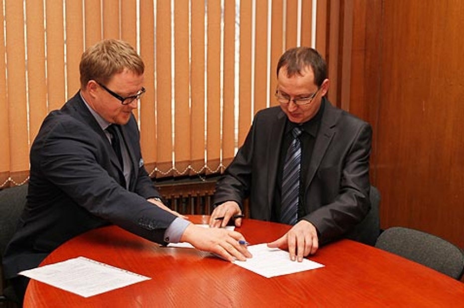 Noslēdz līgumu par jauno speciālistu piesaisti Liepājai
