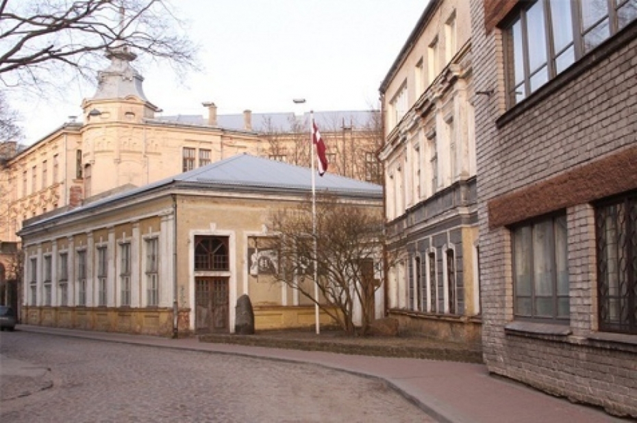 Melngaiļa vārds – tikai iekšējai lietošanai?