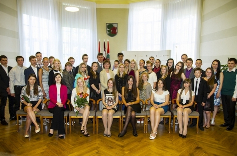 Pašvaldība sumina četrdesmit teicamniekus