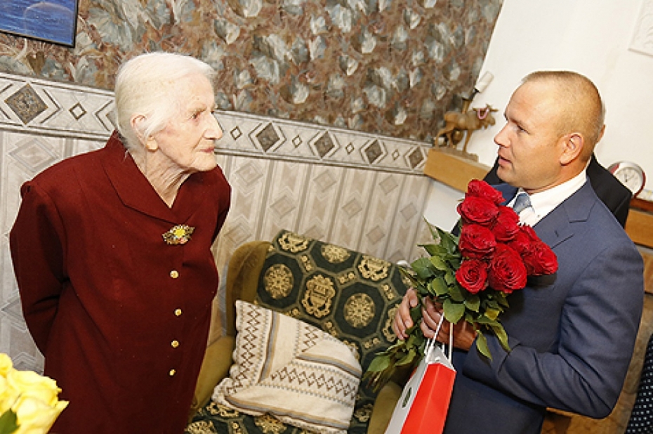 Dzimšanas dienā sveic simtgadnieci Ņinu Dvorņiku