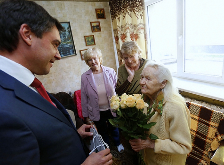 Sumina simtgadnieci apaļajā jubilejā