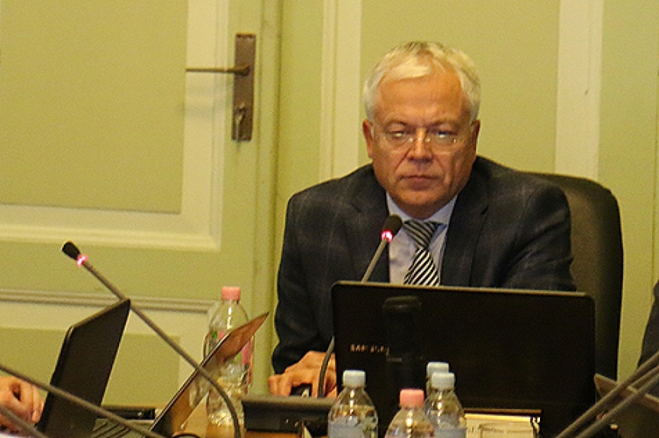 Sesks atturīgi komentē viņa virzīšanu premjera amatam
