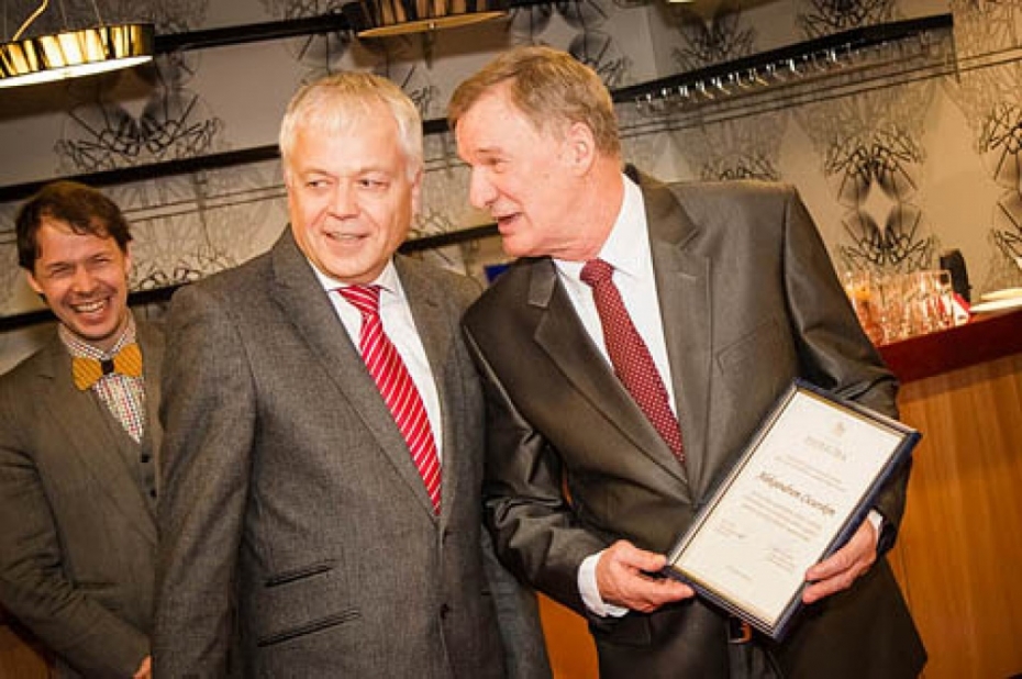 Treneri Aleksandru Cicurski sveic 70 gadu jubilejā