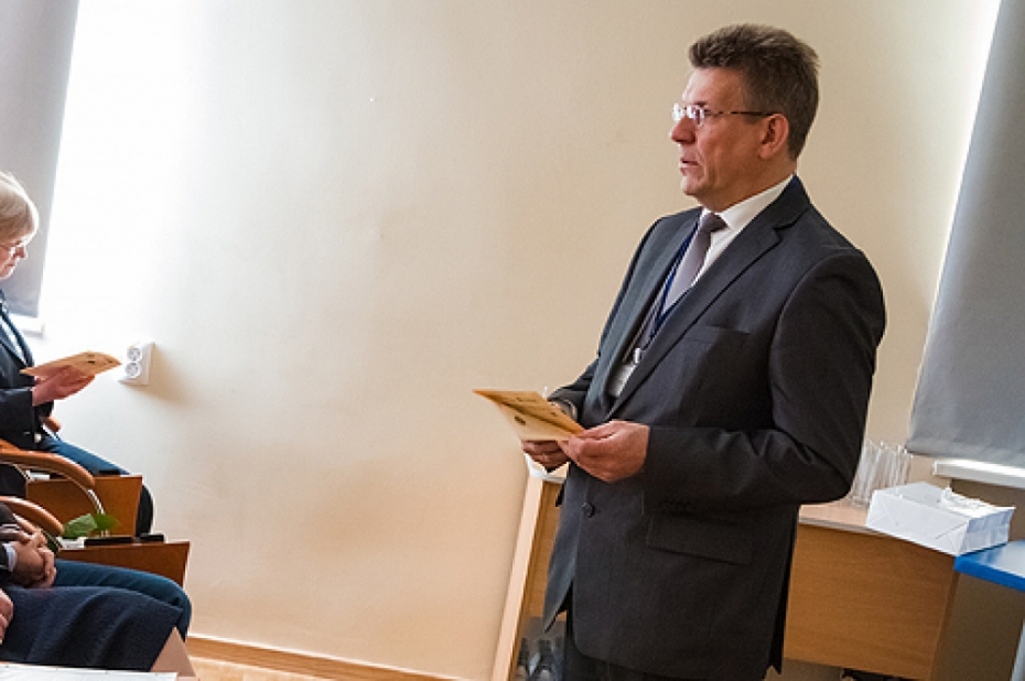 Arturs Medveckis konferencē runā par dzīvesstāstiem