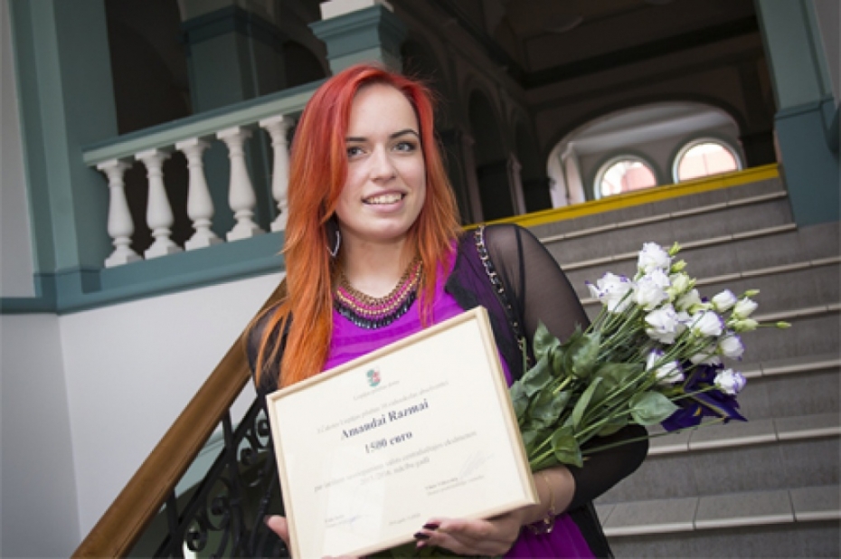 Piešķir naudas balvu par izciliem sasniegumiem eksāmenos