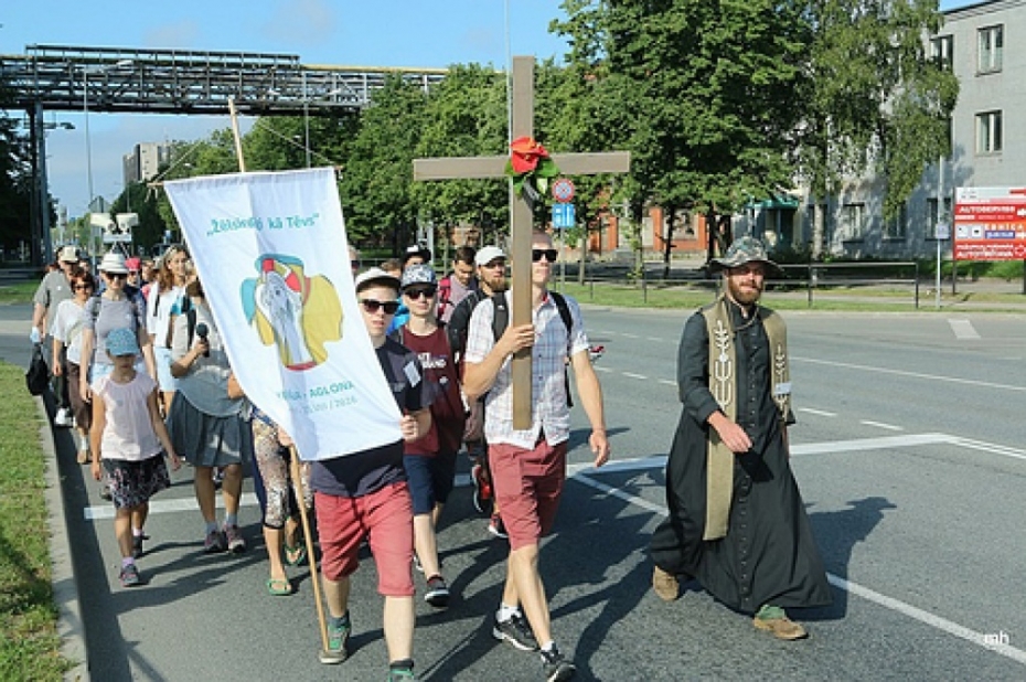 Stiprais lietus apgrūtina svētceļnieku gājienu