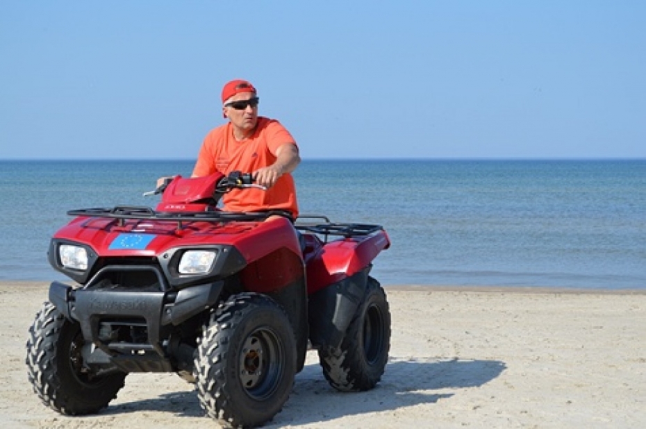 Šosezon glābēji pludmalē atraduši izskalotu urnu ar pelniem