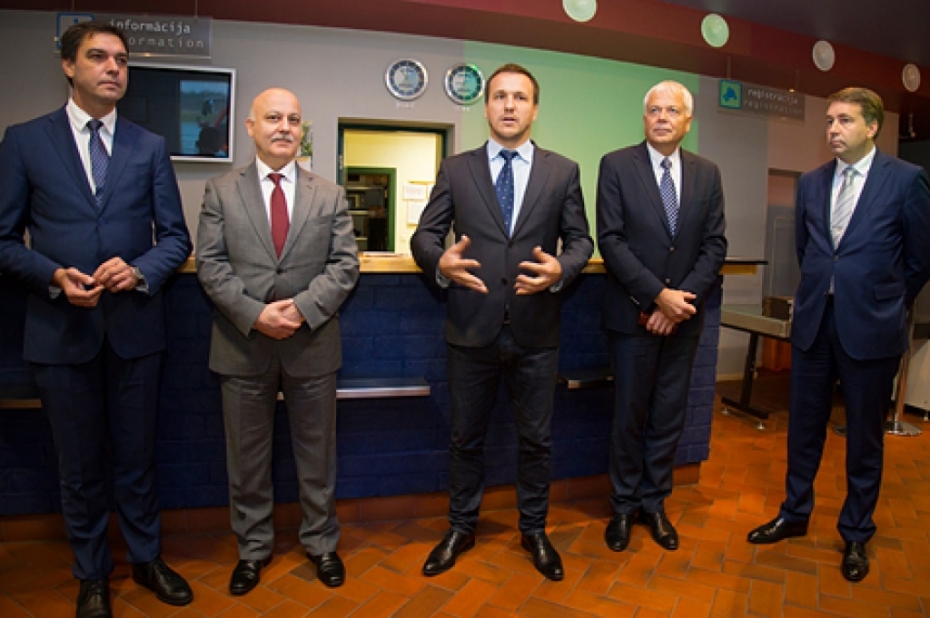 Ministrs pasniedz sertifikātu un apspriež reisu atjaunošanu