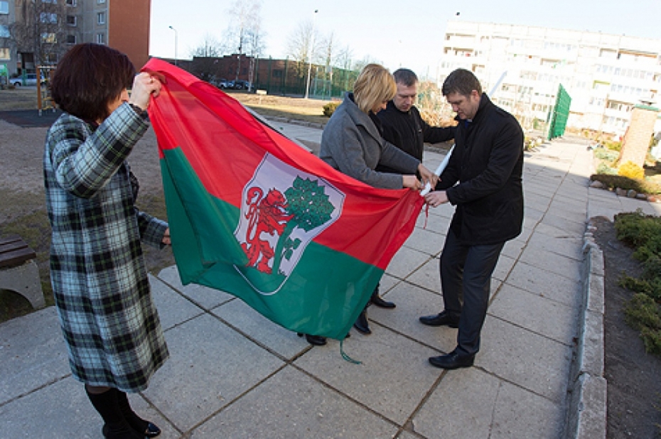 Pie izglītības iestādēm plīvos arī Liepājas karogi