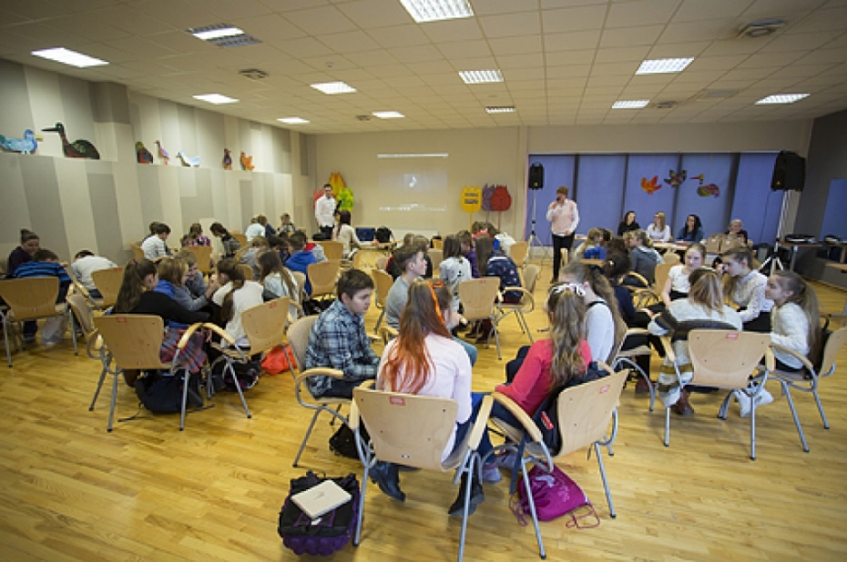 Skolēni mācās atšķirt pelēko Liepājas vārnu no kraukļa