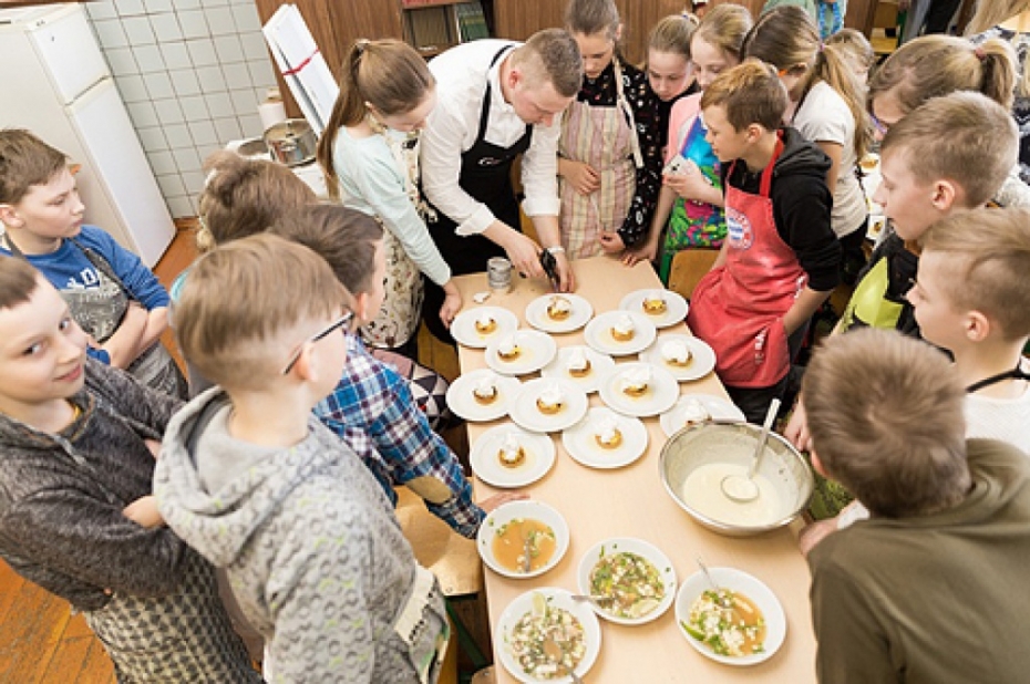 6.vidusskolā aizvadīta "Rimi Gardēžu" meistarklase